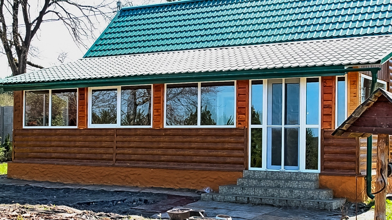 Остекленная окнами ПВХ летняя терраса